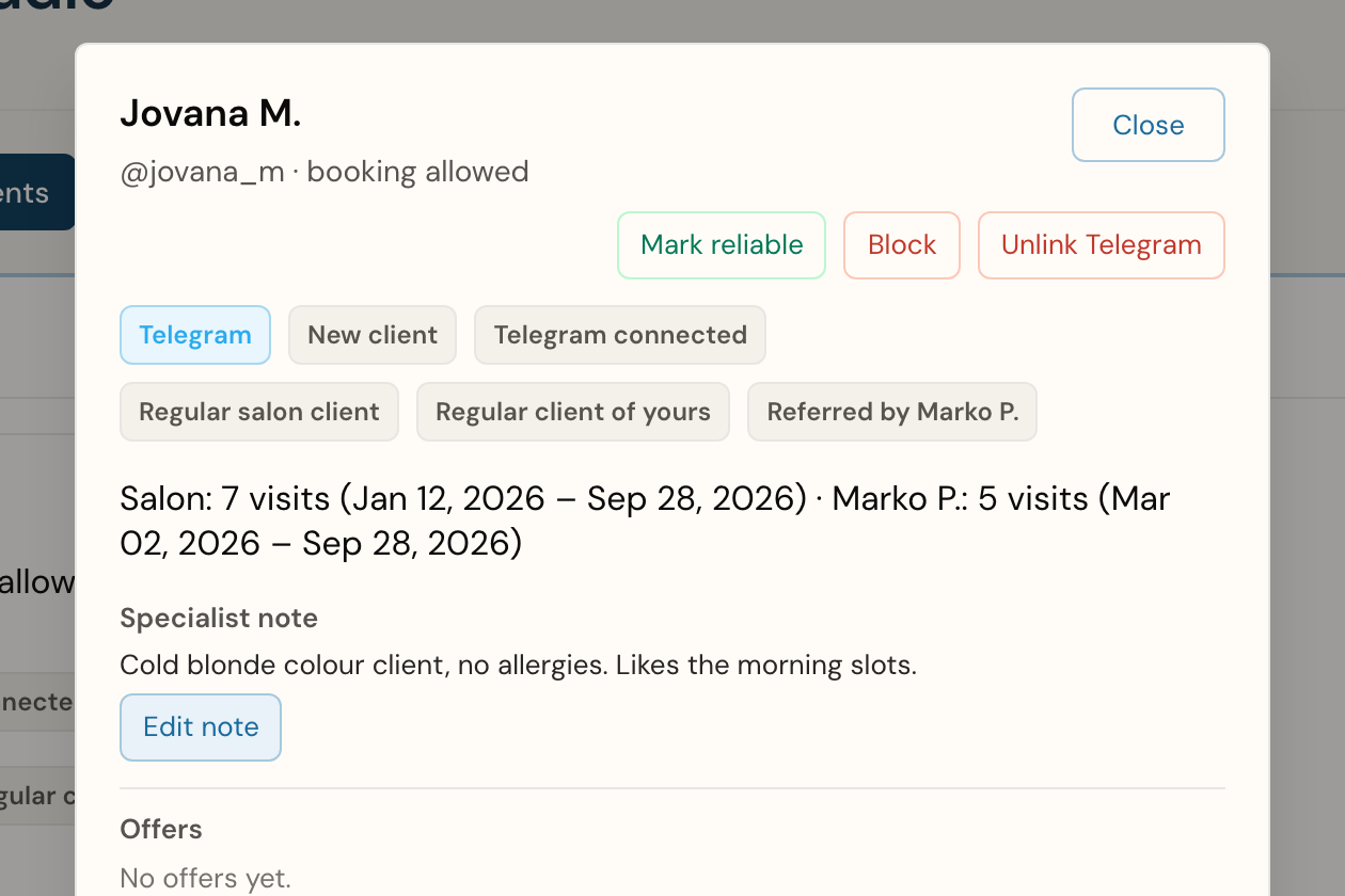 Client record in CutDesk: visit counts, regular-client badges and the Specialist's note